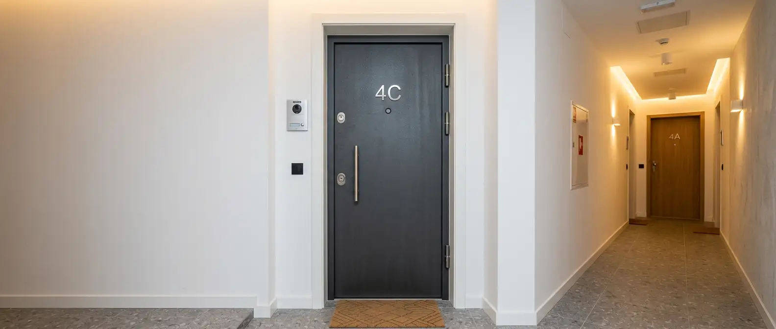 Ușă metalică de apartament montată pe holul unui bloc modern